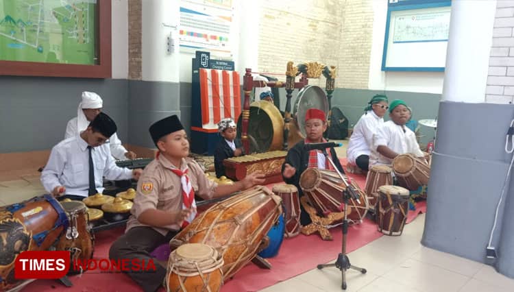 Iringan Rampak Gendang Warnai Peringatan Hari Pahlawan di Stasiun Cirebon