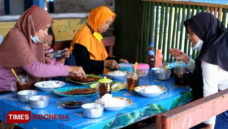 Ikan Asap Pesisir Probolinggo Bertabur Sambal Kecap Pedas