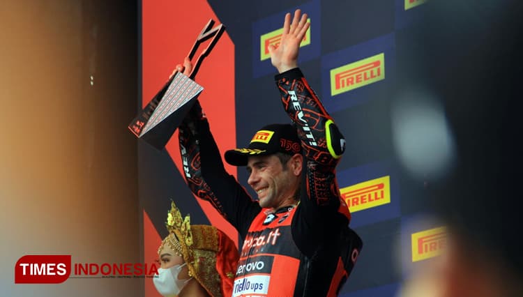 Trofi Juara WSBK Mandalika 2022 Dibuat Seniman Bali