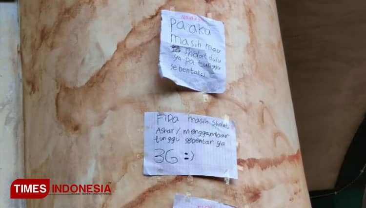 Haru! Siswa MI At Taqwa Bondowoso Beri Pesan pada Orang Tuanya di Pilar Masjid, Ini Pesannya