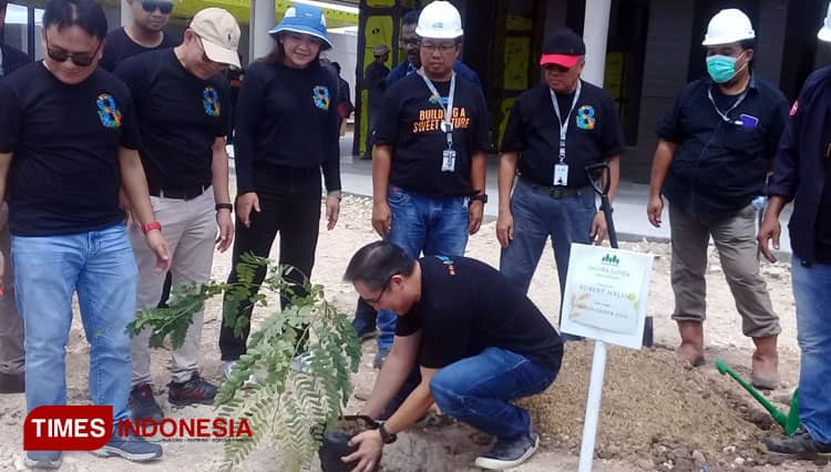 Muria Sumba Manis Hijaukan TCC dengan Tanami Sakura Sumba