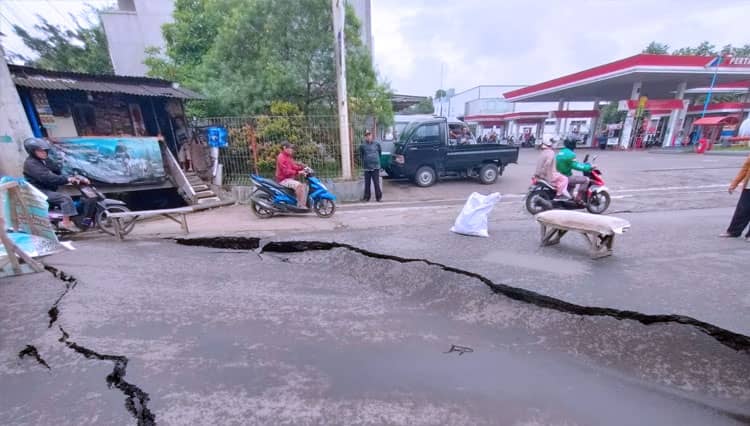 Ruas Jalan Cibolerang Bandung Ambles, Akses Lalu Lintas Lumpuh