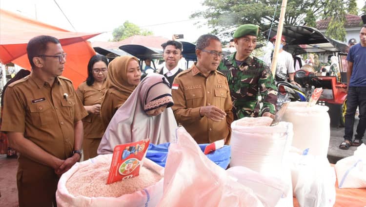 Jelang Nataru, Sekda Kota Gorontalo Monitoring Harga Bahan Pokok di Pasar Moodu