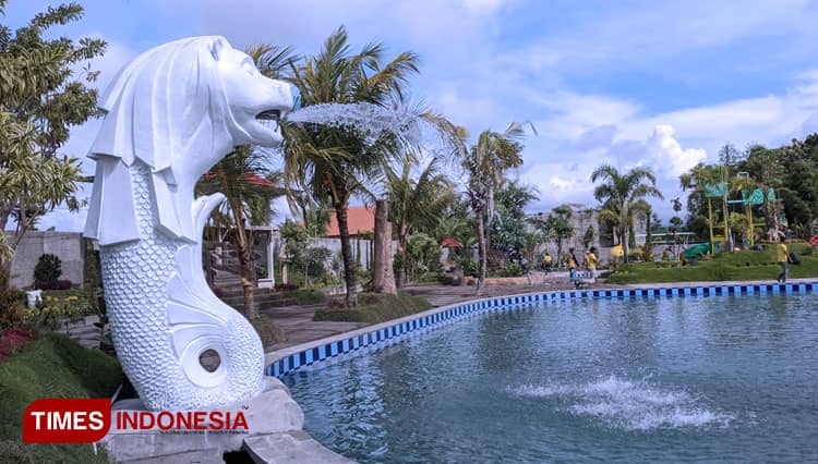 Patung Merlion Singapura di Water Park di Bondowoso