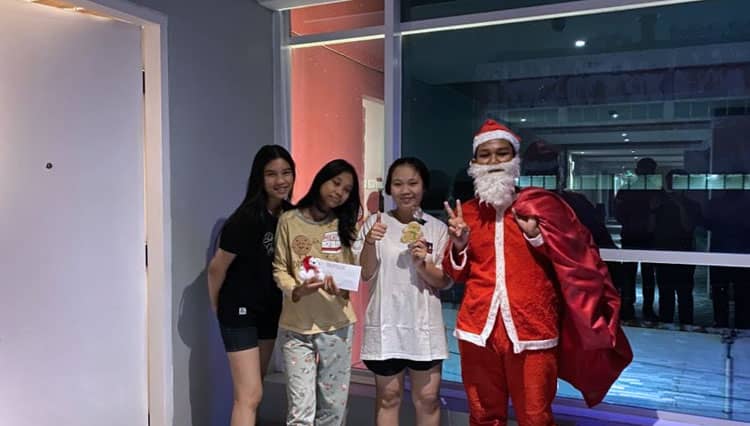Malam Natal Santa Claus Beri Hadiah Tamu Favehotel Sidoarjo