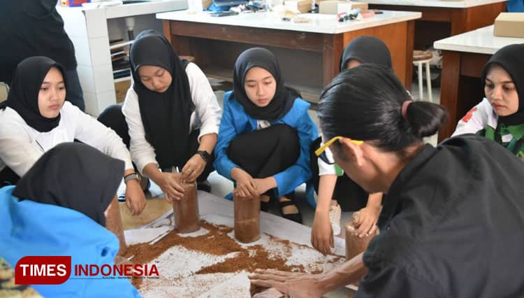 Pengusaha Jamur Tiram Dampingi Mahasiswa Pendidikan Biologi UNIPMA dalam Berwirausaha