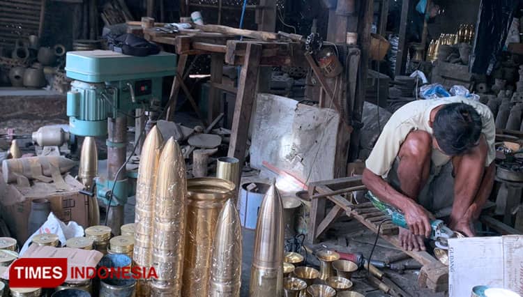 Mengintip Produksi Kuningan di Bondowoso: Banyak Perajin Gulung Tikar
