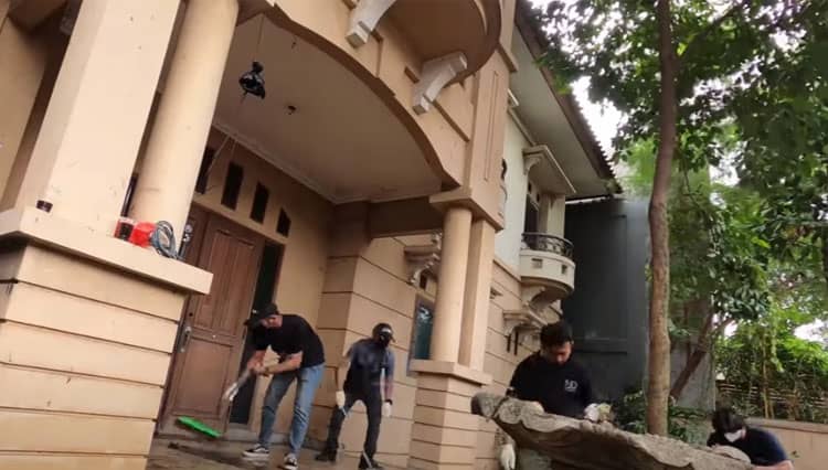 Kisah Ibu dan Anak Tinggal di Rumah Mewah Tanpa Listrik dan Air