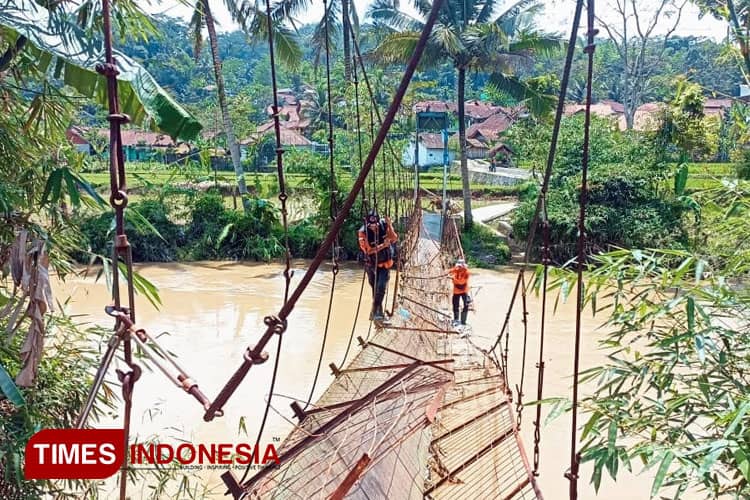 Jembatan Gantung Penghubung Desa di Majalengka Nyaris Putus
