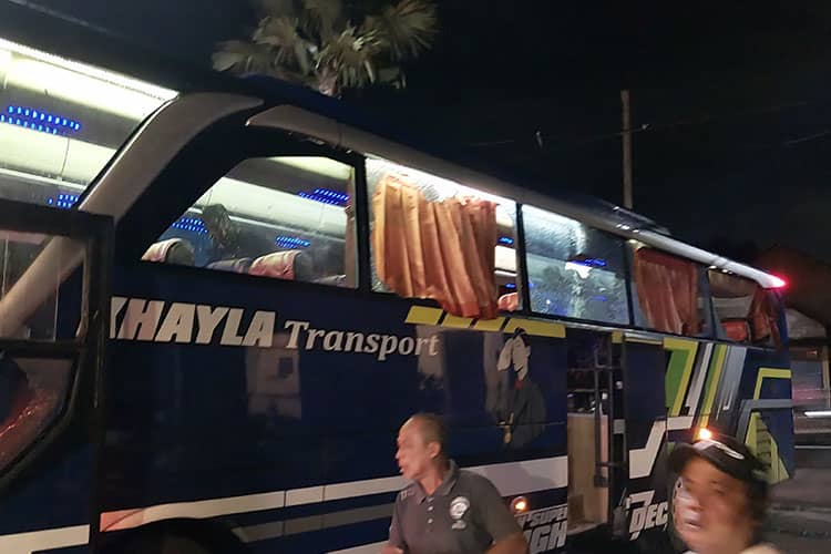 Bus Arema FC Diserang hingga Pecah Usai Kalah dari PSS Sleman, Pemain Alami Luka