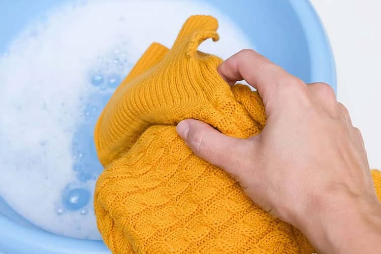 Begini Cara Mencuci Baju Rajut Agar Tidak Cepat Melar