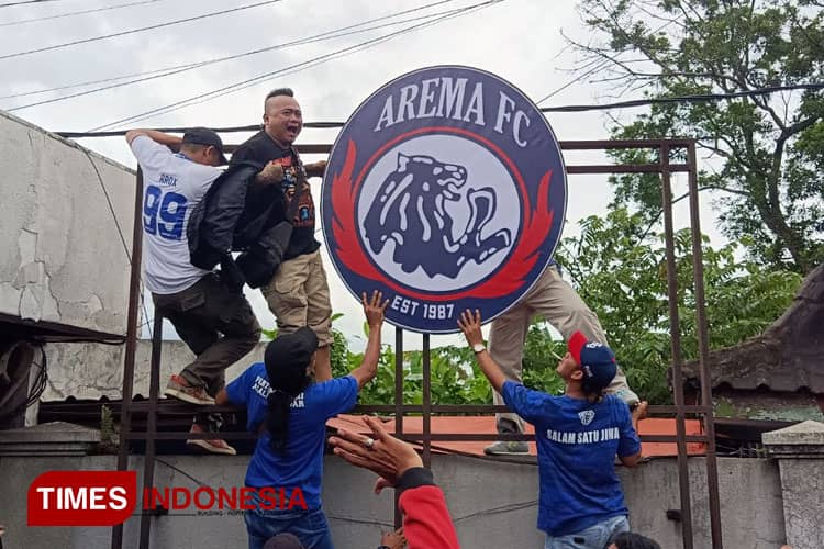 Usai Dibakar Saat Demo Ricuh, Logo Arema FC Kembali Dipasang