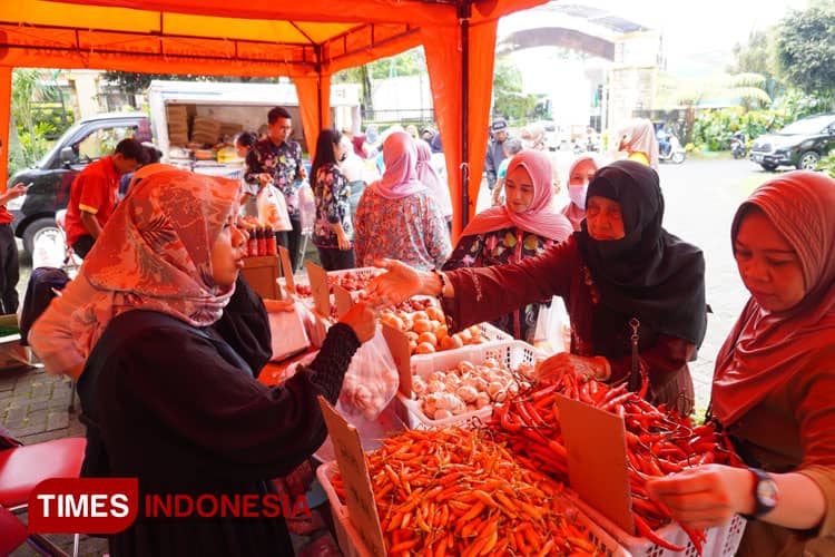 Kebutuhan Pokok Dijual Harga Miring di Operasi Pasar Kota Batu