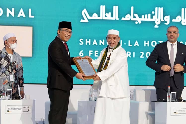 Sayyid Ahmad via KH Ihya Ulumiddin on1 Abad NU: People Should Live in Harmony