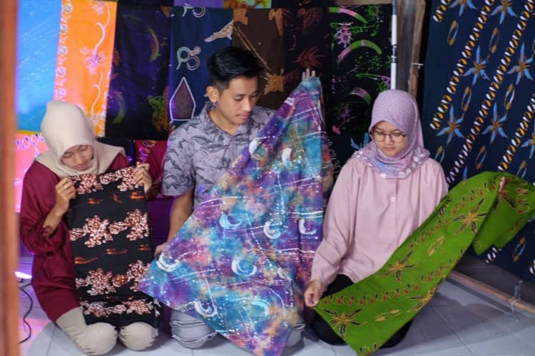 Mahasiswa KKNT UNIPMA Madiun Kolaborasi dengan UMKM Batik Kharisma Tingkatkan Pemasaran