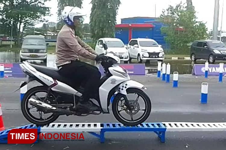 Uji Ketangkasan Lalu Lintas, Driver Ojol dan Opang Lakukan Simulasi Ujian Praktek SIM