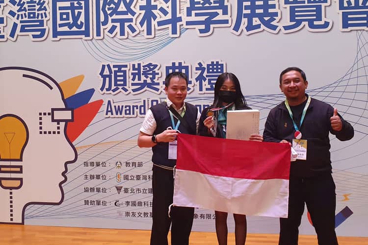 Pelajar SMAN 5 Surabaya Juara 1 Taiwan International Science Fair 2023