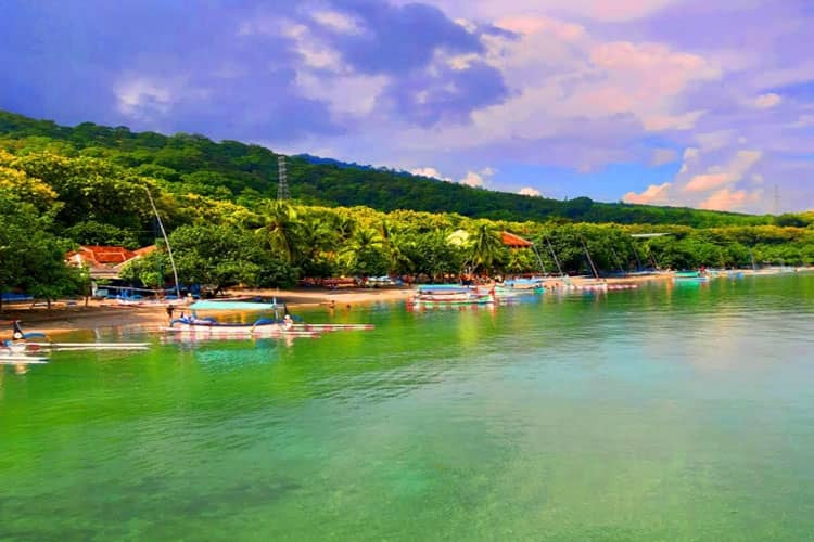 Empat Rekomendasi Pantai Berpasir Putih di Situbondo, Serasa di Surga Saking Indahnya!