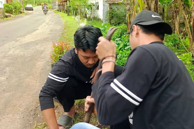 Mahasiswa KSM-T Unisma Malang Lakukan Penghijauan dan Pemberdayaan Lingkungan di Dusun Gasek Kulon