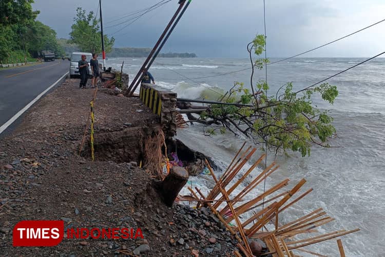 Ruas Jalur Pantura di Sekitar Wisata Pasir Putih Situbondo Ambles Diterjang Ombak
