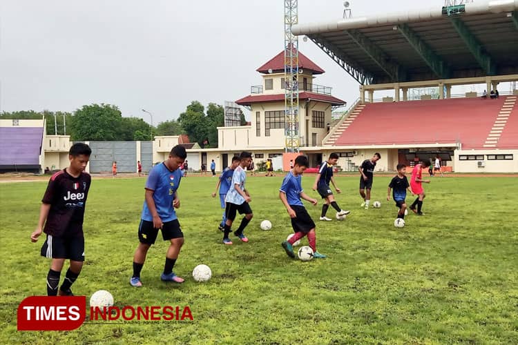 Pengembangan Usia Dini Jadi Fokus SSB Mitra Madiun saat Latihan di Stadion Wilis