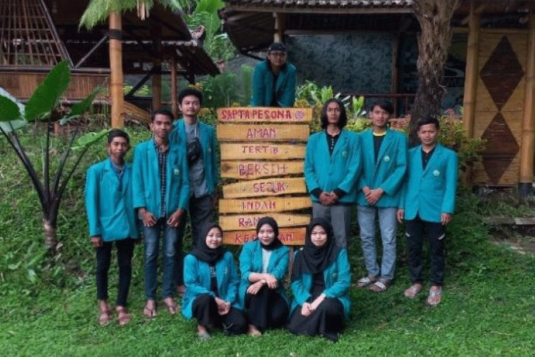 Tingkatkan Kunjungan Wisata, Mahasiswa KSM-T Unisma Malang Membuat Plang Penunjuk Arah di Wisata Banyu Maro
