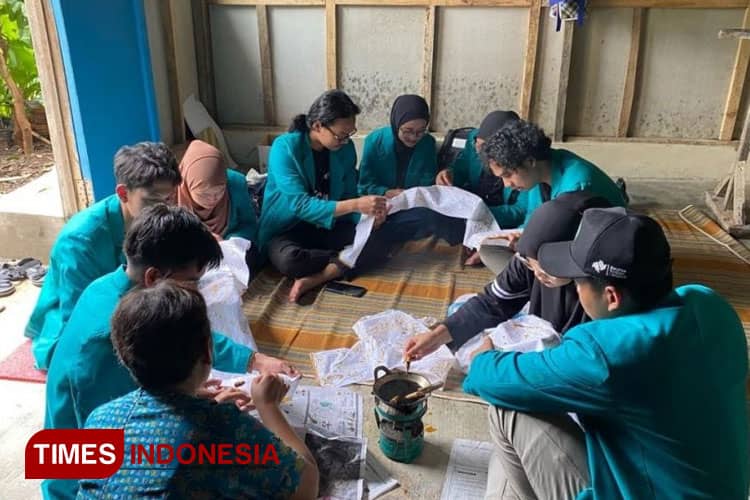 Unisma Malang Turut Melestarikan Batik Parang Lombok Khas Desa Bocek