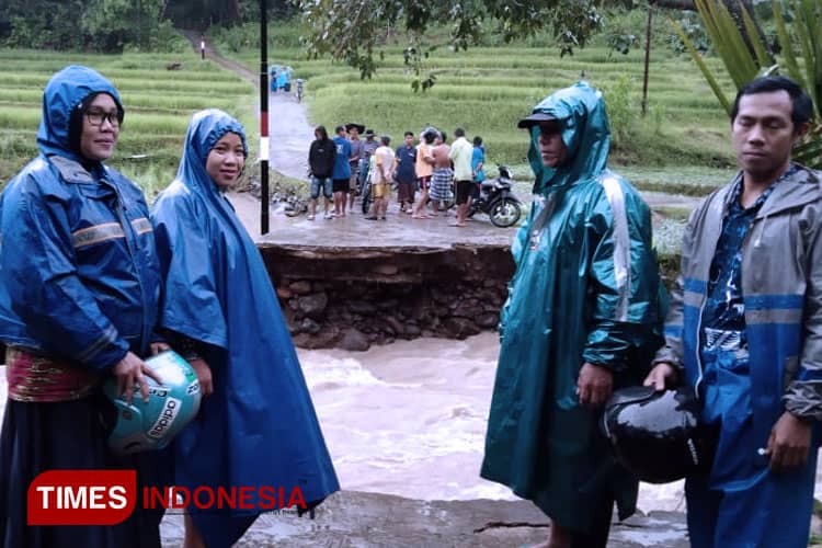 Hujan Longsor di Bawean Gresik, Rumah Hingga Sekolah Ambruk