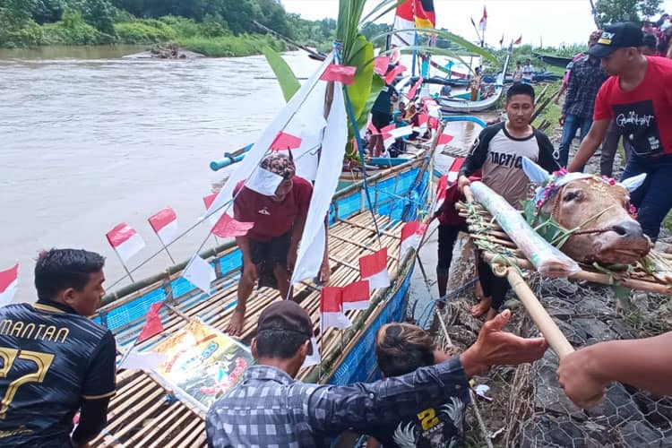 Petik Laut Tradisi Warga Situbondo, Harap Berkah dan Cuaca Kembali Normal