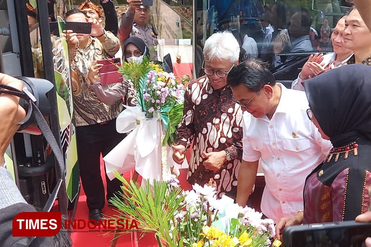 Bus Listrik PT KPI Resmi Beroperasi di Bontang, Moeldoko Hadiri Peresmian