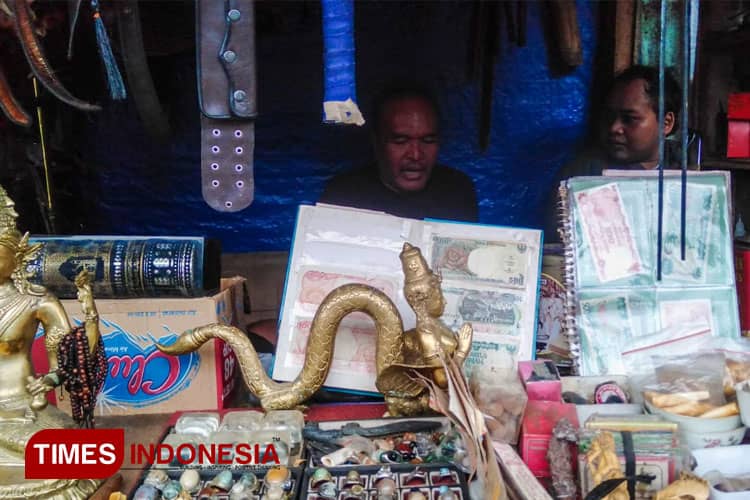 Berburu Barang Antik di Pasar Comboran Malang