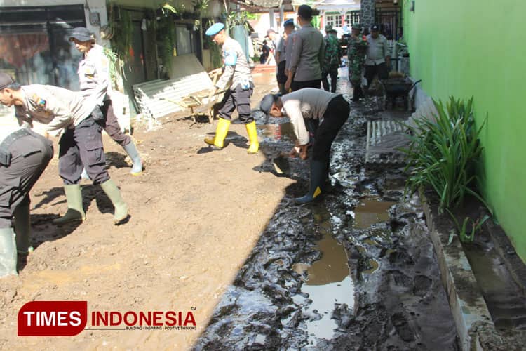 Perumahan Pancoran Bondowoso Dipenuhi Lumpur Pasca Diterjang Banjir