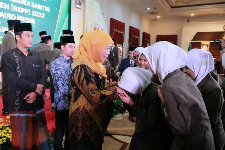 Gubernur Khofifah Lepas 30 Santri Penerima Beasiswa ke Al Azhar Kairo