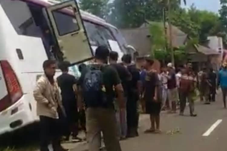 Rem Blong, Bus Pariwisata di Probolinggo Sasak 6 Kendaraan