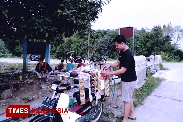 Warkop Motor, Ngopi Asik di Pinggir Sawah