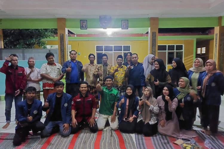 Bantu Petani Kurangi Pestisida, KKN UMG Desa Rumpuk Lamongan, Rancang Light Trap