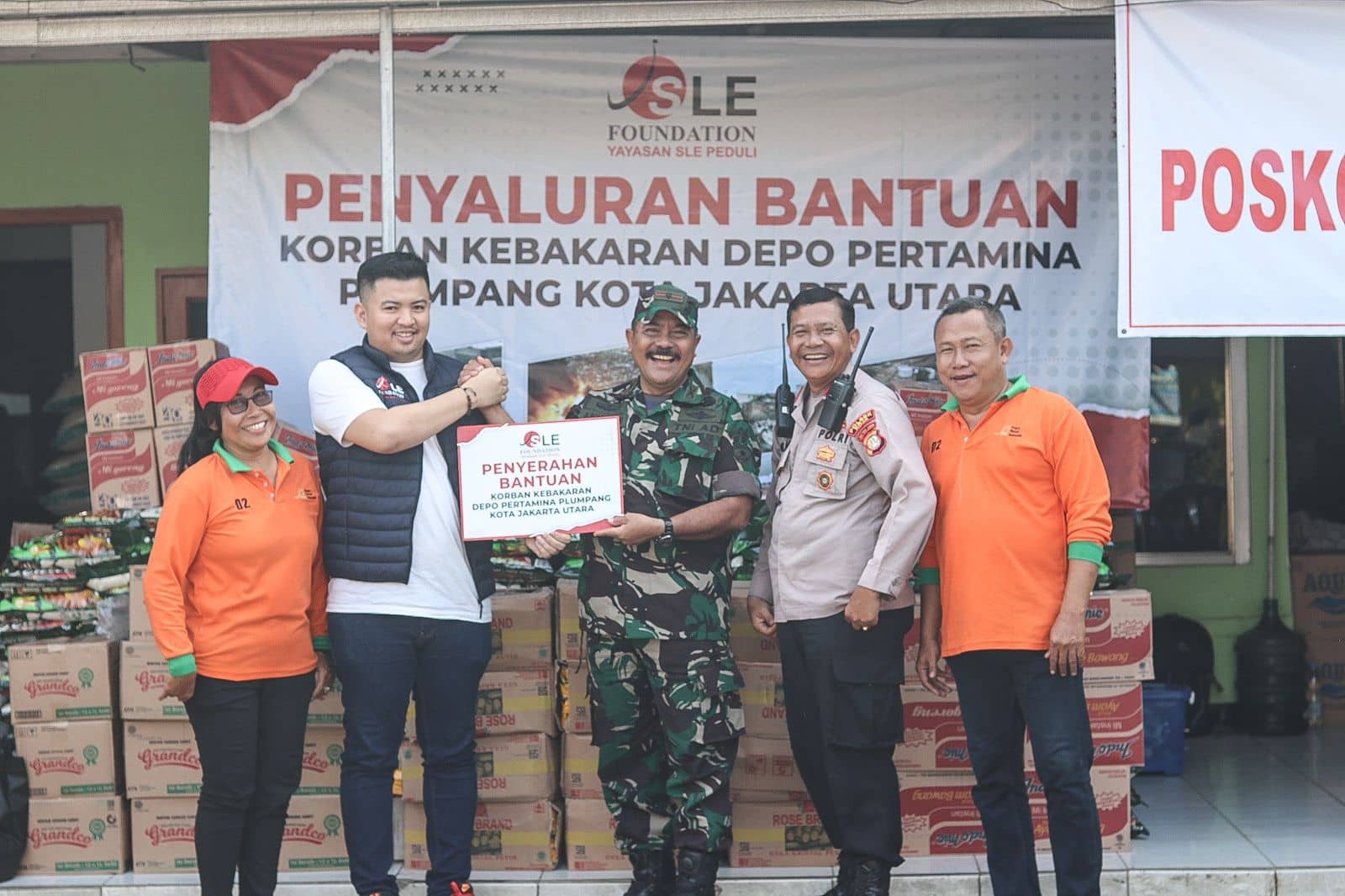 SLE Foundation Serahkan Bantuan Kepada Korban Kebakaran Depo Pertamina