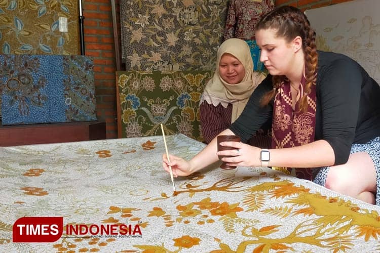 Wow! Mahasiswa Amerika Serikat Belajar Membatik ke Jombang