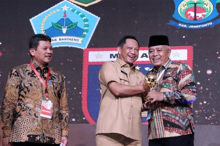 Disaksikan Wapres RI, Bupati Malang Terima Penghargaan UHC dari Mendagri