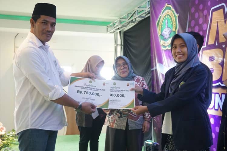 Dian Nurahmawati, Mahasiswa Fakultas Hukum Unisla, Peraih Sejuta Prestasi