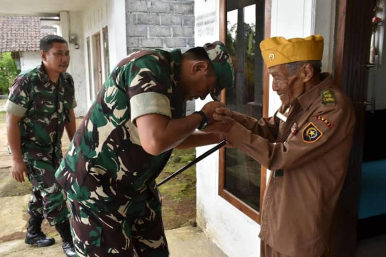 Sentuhan Kasih Dandim 0818 kepada Veteran, Beri Bantuan Sosial
