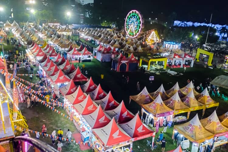 Hari Pertama Pasar Santri Ramadan Jember Diserbu Warga