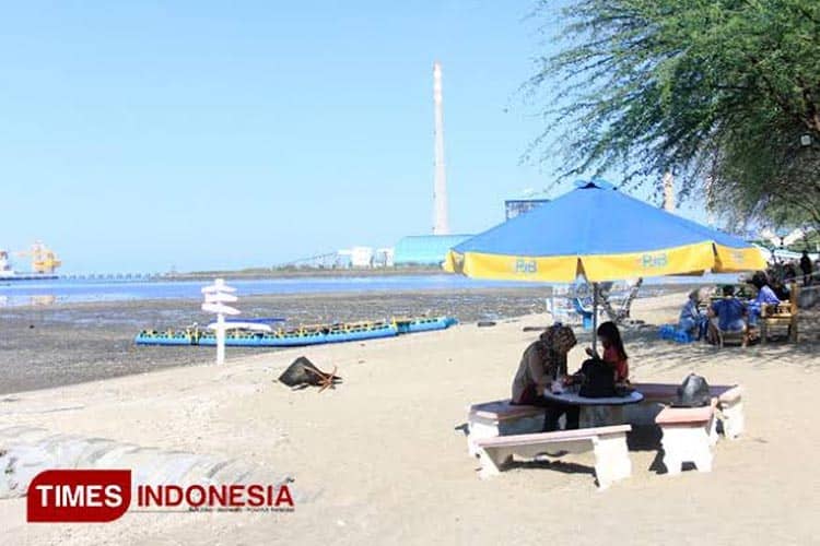 Ngabuburit dan Buka Puasa Bersama di Pantai Bohay Paiton, Ditemani Senja dan Debur Ombak