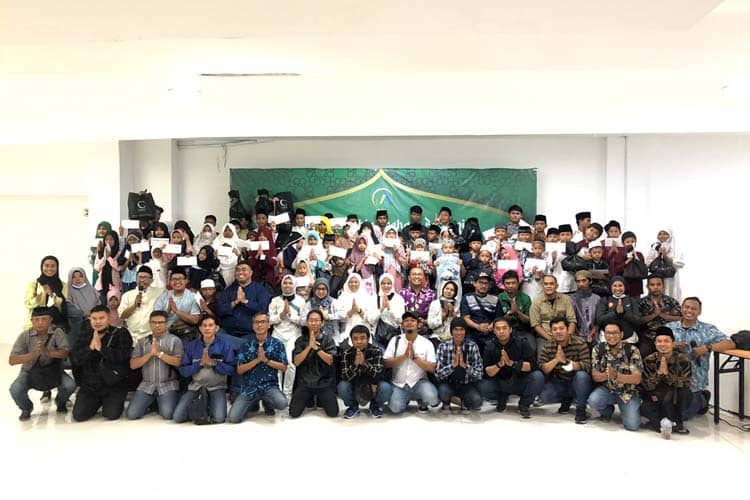 Jurnalis Pokja Grahadi Ajak Puluhan Anak Yatim Belanja Baju Lebaran