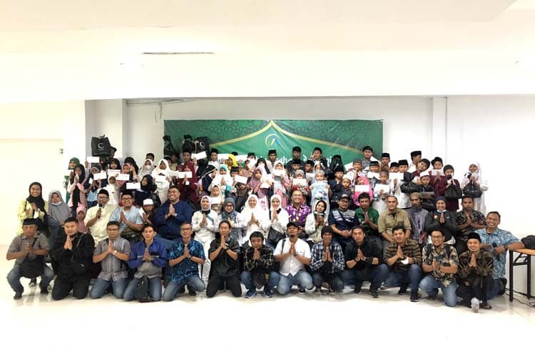 Jurnalis Pokja Grahadi Ajak Puluhan Anak Yatim Belanja Baju Lebaran