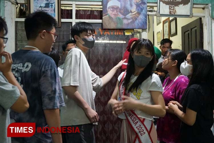Embrace Youth dan Puteri Anak Indonesia Berbagi Kebahagiaan Bersama Anak Panti