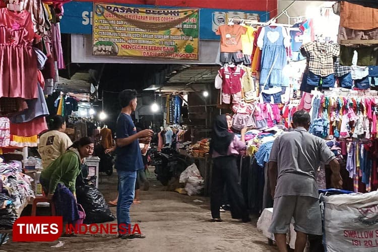 Jelang Lebaran, Pedagang Pakaian di Situbondo Buka Hingga Tengah Malam