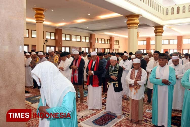 Wali Kota Tidore Bersama Jajarannya Salat Id di Masjid Nurul Yaqin