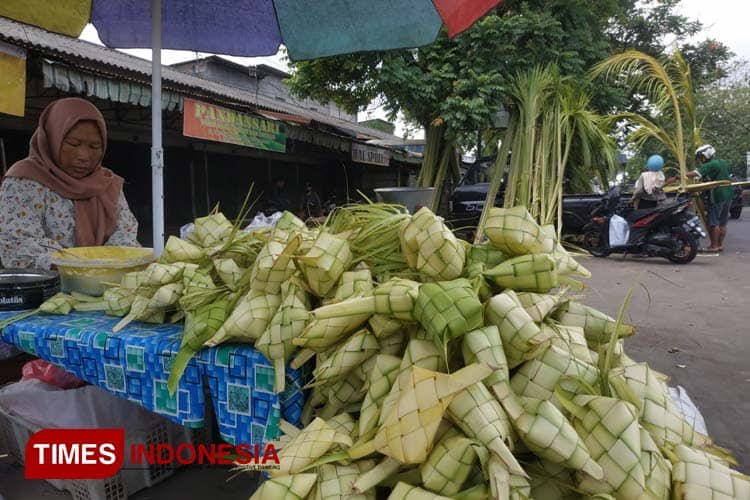 Menganyam Tradisi: Cara Membuat Ketupat dan Menyambut Lebaran Ketupat