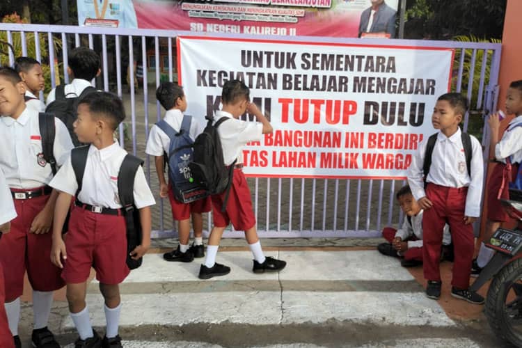 Tangisan Siswa SDN di Probolinggo, Belajar di Rumah Pak RT dan Musala karena Sekolahnya Disegel